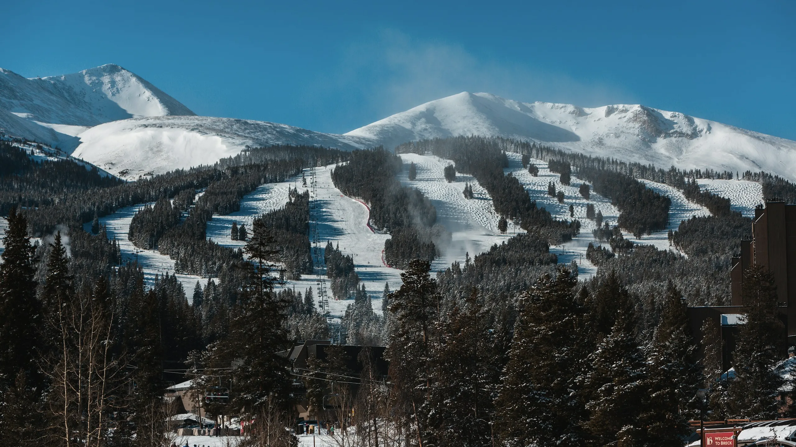 Breckenridge Resort al pie de la montaña nevada