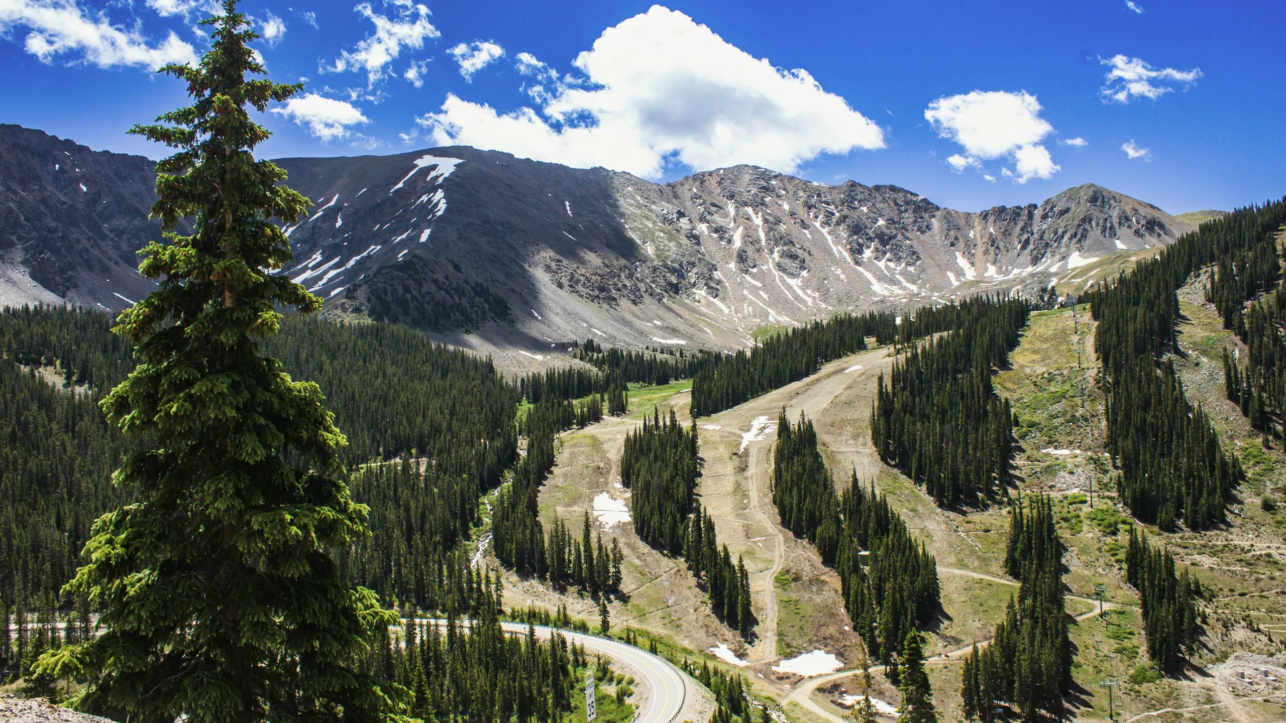 Un camino con curvas entre las montañas en Keystone